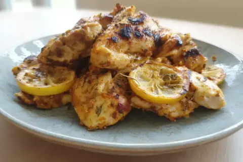 Grillad kyckling med honung och citron, perfekt marinerad för en härlig smak.