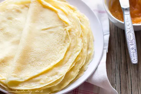 Piatto di crepes dorate, pronte per essere farcite. La ricetta crepes per 4 persone è facile e veloce.