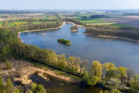 Malownicze jezioro z wyspami, otoczone lasem i polami, to jedne z romantycznych miejsc na Pomorzu. Idealne na spokojny wypoczynek.