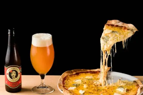 Deliciosa pizza de queso fundido y cerveza artesanal, ideal para disfrutar en restaurantes sin gluten Zaragoza.