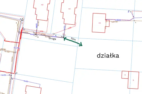 Mapa z uzbrojeniem terenu, pokazująca przyłącza do działki i drogę. Określa koszty uzbrojenia działki.