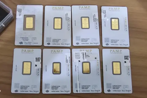 Fałszywe sztabki PAMP, w tym 100g srebra i kilka złotych 5g i 2.5g, z certyfikatami.