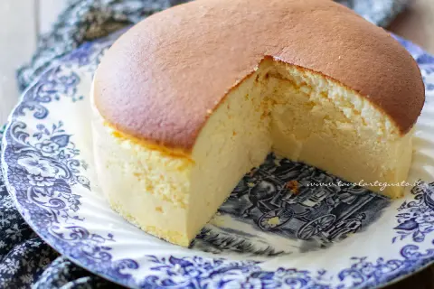 Una soffice torta giapponese, dorata in superficie e chiara all'interno, servita su un piatto decorato con un motivo blu e bianco.