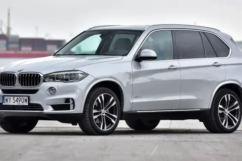 Srebrny BMW X5, SUV z charakterystyczną atrapą chłodnicy. Idealny do poznania jego bmw x5 dane techniczne.