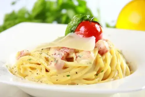Pyszne spaghetti z białym sosem – łatwy przepis na idealny obiad