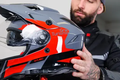 Jak dobrać kask motocyklowy? Poradnik bezpieczeństwa ECE 22.06