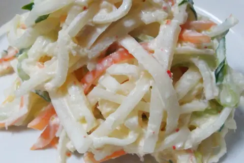 Cremiger Krautsalat mit Karottenstreifen, ein klassisches rezept coleslaw original. Frisch und lecker!