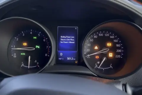 Varning för låg bromseffekt på Toyota C-HR. Flera varningslampor lyser, inklusive ABS och bromssystemet.