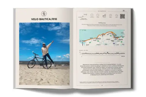Rowerzystka na plaży z rowerem, obok mapa i opis trasy Velo Baltica/R10, jednej z najpiękniejszych ścieżek rowerowych Polska.