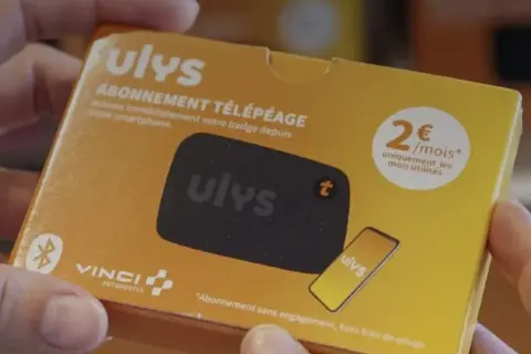 Boîte d'abonnement télépéage Ulys Vinci. Le badge est activable via smartphone. La durée de vie du badge télépéage Vinci est illimitée tant qu'il est utilisé.