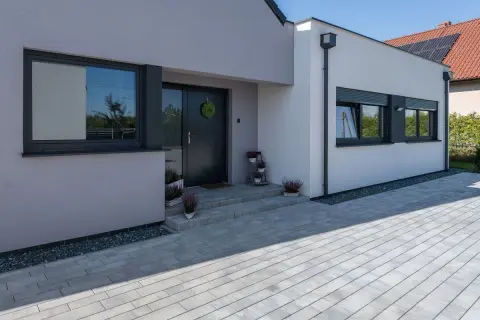 Podjazd marzeń: Jaki kolor kostki pasuje do Twojego domu?