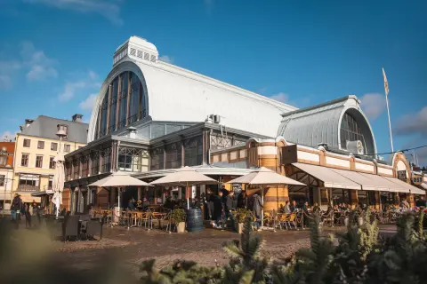 Fasaden på Saluhallen i Göteborg med uteserveringar. Perfekt för att uppleva saker att göra i Göteborg.