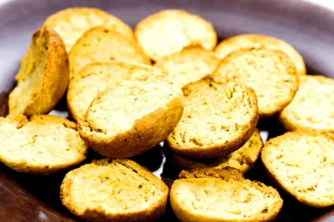En skål med gyllene, krispiga skorpor, perfekta för att doppa i kaffe eller som tillbehör. Ett enkelt skorpor recept för hembakning.