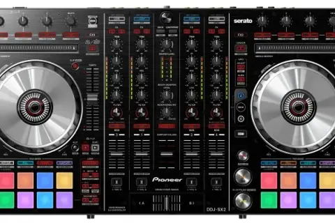 Na czym gra DJ? Poznaj niezbędny sprzęt do miksowania muzyki