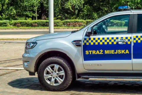 Parkowanie na osiedlu: Czy straż miejska może dać mandat? Sprawdź!