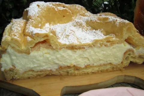 Kawałek karpatki z kremem, posypana cukrem pudrem. Ten stary przepis na karpatkę to klasyka.