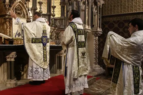 Ile trwa msza odpustowa? Poznaj zaskakujące różnice w czasie trwania