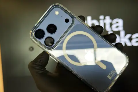 Przezroczyste etui z MagSafe na iPhone'a. Sprawdź, czy magsafe działa przez etui, gdy trzymasz telefon w czarnej rękawiczce.