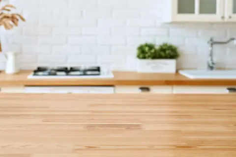 Plan de travail en bois clair, prêt à être vitrifié pour une cuisine moderne et fonctionnelle.