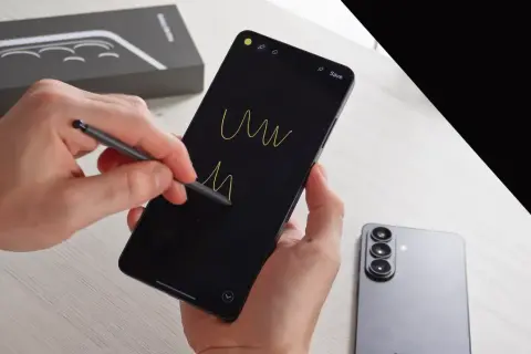 Ręce trzymają Samsunga, rysując na ekranie S Penem. Obok leży kolejny model. Jaki Samsung jest najlepszy? Ten, który Ci odpowiada!