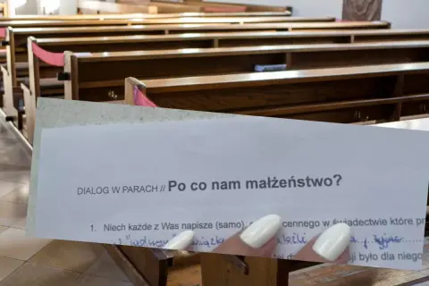 Protokół przedślubny: pytania i odpowiedzi "Po co nam małżeństwo?". W kościele pary przygotowują się do ślubu.