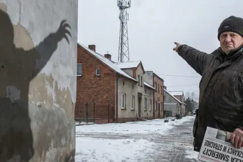 Maszt flagowy: Zgłoszenie budowy to klucz do legalności? Ekspert radzi