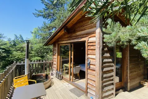 Charmante cabane en bois en Haute-Savoie, avec jacuzzi extérieur et vue sur la forêt. Parfait pour une escapade nature.