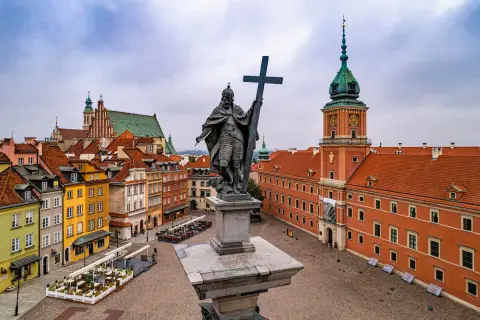 Pomnik Zygmunta III Wazy i Zamek Królewski na Starym Mieście. To jedne z fajnych miejsc w Warszawie, które warto zobaczyć.