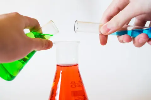 Co to jest układ chemia? Zrozumienie kluczowych systemów chemicznych