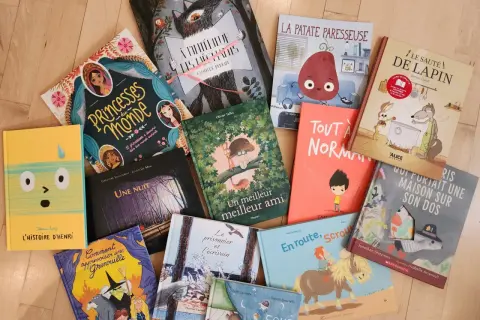 Une pile de livres pour enfants, des albums jeunesse incontournables aux illustrations colorées et variées.