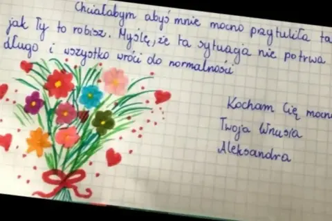 Wzruszający list od wnuczki Aleksandry dla babci, z rysunkiem bukietu kwiatów i serduszek. Mowa pogrzebowa dla babci od wnuczki.