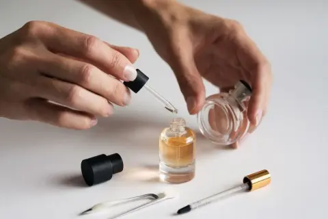 Jak przelać perfumy do innej butelki bez ryzyka utraty zapachu