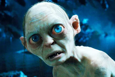 Gollum, med sina stora blå ögon, stirrar intensivt. En ikonisk karaktär från en ny Sagan om Ringen film.