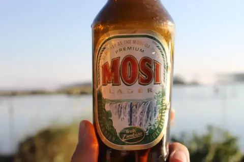Butelka piwa Mosi Lager z wodospadem na etykiecie. Zastanawiasz się, ile kalorii ma piwo?