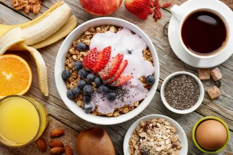 Dieta po porodzie naturalnym: Co jeść? Obalamy mity i wspieramy laktację