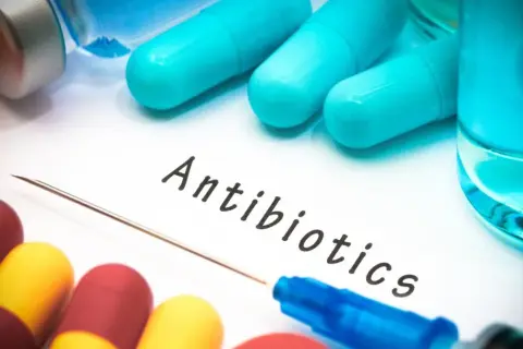 Lekarz przepisał biofuroksym, antybiotyk w kapsułkach i ampułkach, by zwalczyć infekcję.