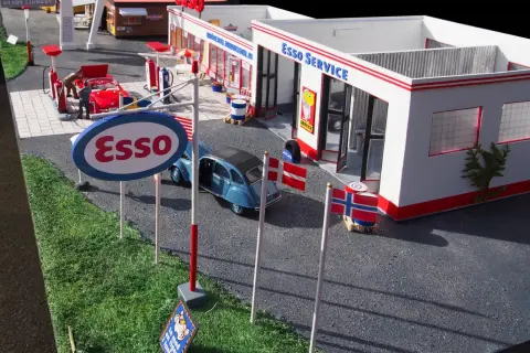En miniatyr av en Esso-mack i Sverige med bilar, pumpar och flaggor.