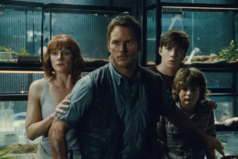 Rodzina w napiętej sytuacji w Jurassic World. Kolejność wydarzeń prowadzi do niebezpieczeństwa.