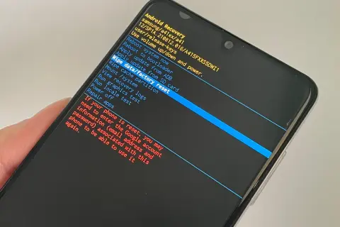Ekran telefonu Samsung z menu Android Recovery, opcja "Wipe data/factory reset" podświetlona. Przygotowanie do resetu.