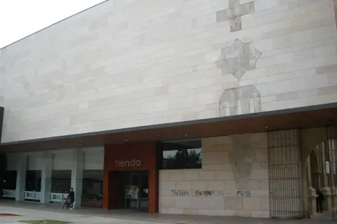Fachada del centro de historias Zaragoza, con una tienda y grafitis.