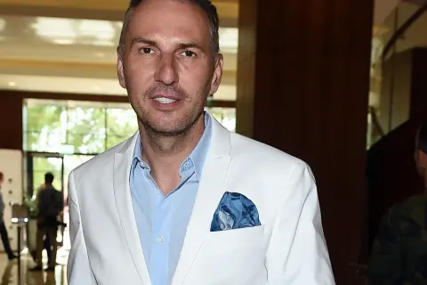 Krzysztof Gojdź w białej marynarce, z niebieską poszetką. Czyżby szykował się na spotkanie z żoną?