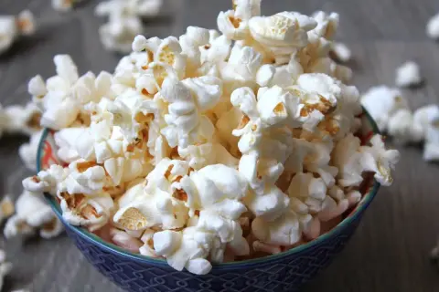 Pyszny popcorn na patelni, idealny do filmowego wieczoru. Prosty przepis, jak zrobić popcorn na patelni, by był chrupiący i puszysty.