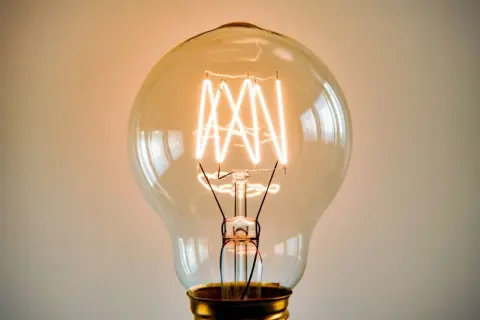 Ile prądu pobiera żarówka 100w? Zaskakujące koszty energii