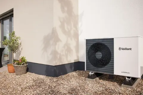 Unità esterna Vaillant aroTHERM plus, ideale per capire la differenza tra pompa di calore e condizionatore.