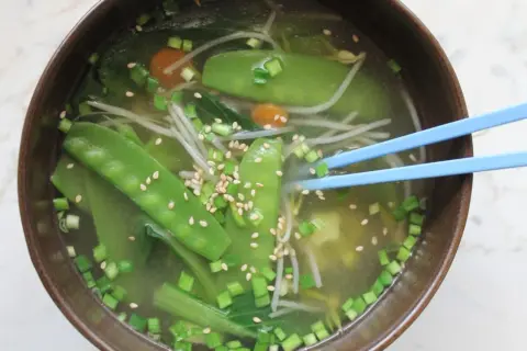 Zupa miso: Co to jest? Poznaj sekret smaku umami i zdrowia