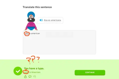 El personaje de Duolingo señala un error tipográfico en la traducción de nombres españoles en inglés: "Ann" en lugar de "Ana".
