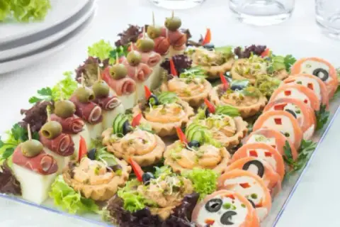 Catering na 20 osób: Ceny, opcje, oszczędności. Uniknij ukrytych kosztów!