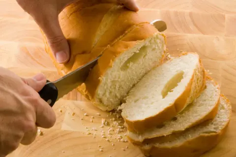 Krojony świeżo upieczony chleb domowy, idealny do każdego posiłku. Ten przepis na chleb domowy pieczony w piekarniku jest prosty i pyszny.