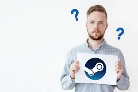 Mężczyzna trzyma kartkę z logo Steam, otoczony znakami zapytania.