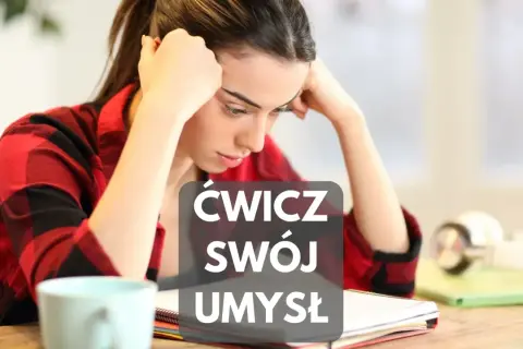 Zmęczona dziewczyna przy biurku, z rękami na głowie. Napis: "Ćwicz swój umysł". To idealny moment na trening pamięci ćwiczenia.